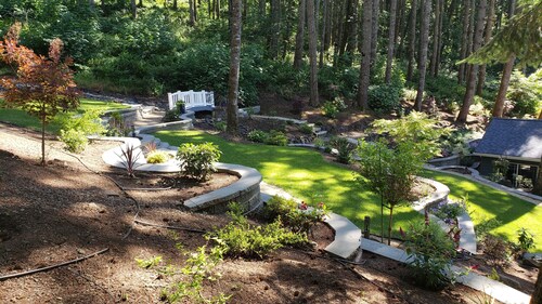 Quiet 4 bedroom Home with Hot Tub nestled in the woods 
