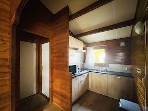 Frigorífico, microondas, lavavajillas y trona infantil