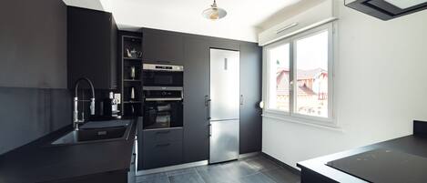 Kylskåp, mikrovågsugn, ugn och spishäll