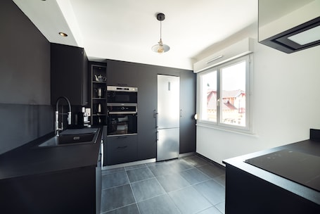 Fridge, microwave, oven, stovetop. Appt Lumineux F3 Quartier Calme