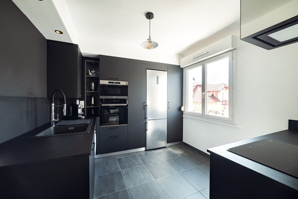 Frigorífico, microondas, horno y placa de cocina