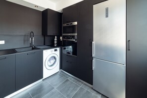 Frigorífico, microondas, horno y placa de cocina