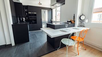 Refrigerador, microondas, horno, placa de cocina