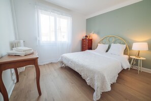 2 habitaciones, tabla de planchar con plancha, cuna de viaje y wifi 