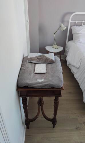 2 habitaciones, tabla de planchar con plancha, cuna de viaje y wifi