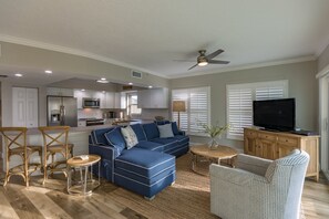 TV, DVD player - Beautiful condo with Pool, close to beach and peeks of Gulf (Bradenton Beach)