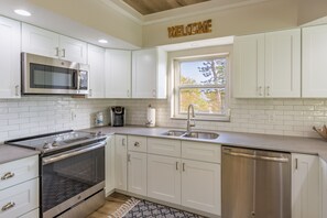 Fridge, microwave, oven, stovetop - Beautiful condo with gorgeous Gulf views and Pool! (Bradenton Beach)