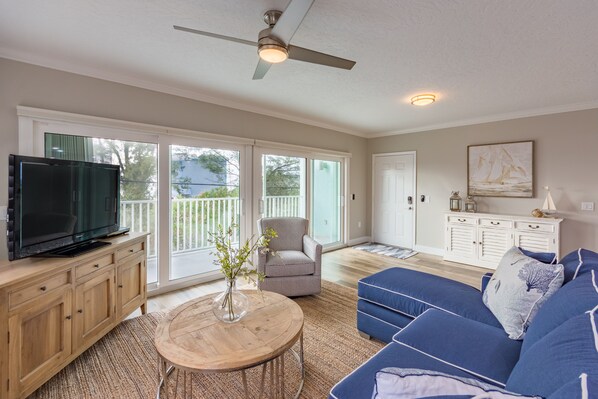 TV, DVD player - Beautiful condo with Pool, close to beach and peeks of Gulf (Bradenton Beach)