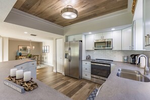 Fridge, microwave, oven, stovetop - Beautiful condo with Pool, close to beach and peeks of Gulf (Bradenton Beach)