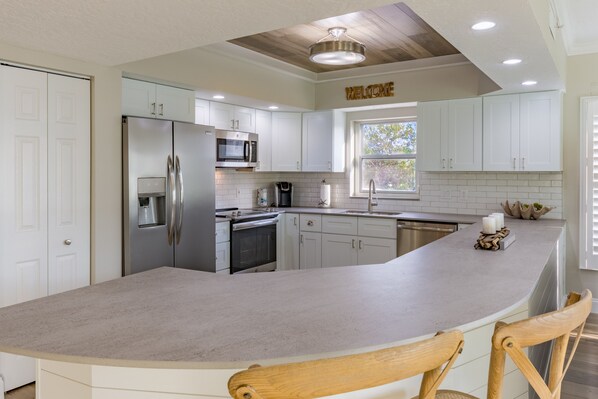 Fridge, microwave, oven, stovetop - Beautiful condo with Pool, close to beach and peeks of Gulf (Bradenton Beach)