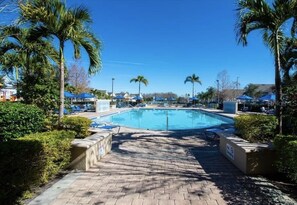 A heated pool - *NEAR DISNEY* 6 GUESTS... LOTS of Amenities (Kissimmee)