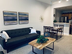 Smart TV - *NEAR DISNEY* 6 GUESTS... LOTS of Amenities (Kissimmee)