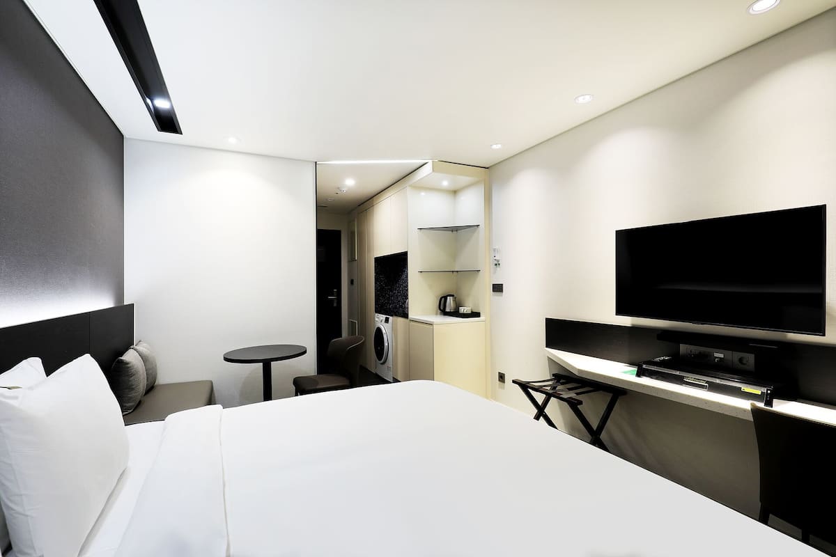 Hollywood King Room | 1 bedroom, premium bedding, desk, laptop workspace