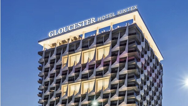 Un hotel moderno con una fachada geométrica distintiva y varios balcones.