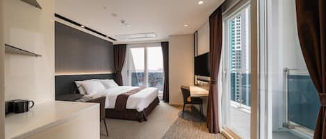 1 Schlafzimmer, hochwertige Bettwaren, Schreibtisch