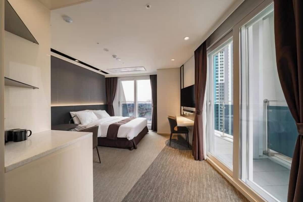 1 bedroom, premium bedding, desk, laptop workspace