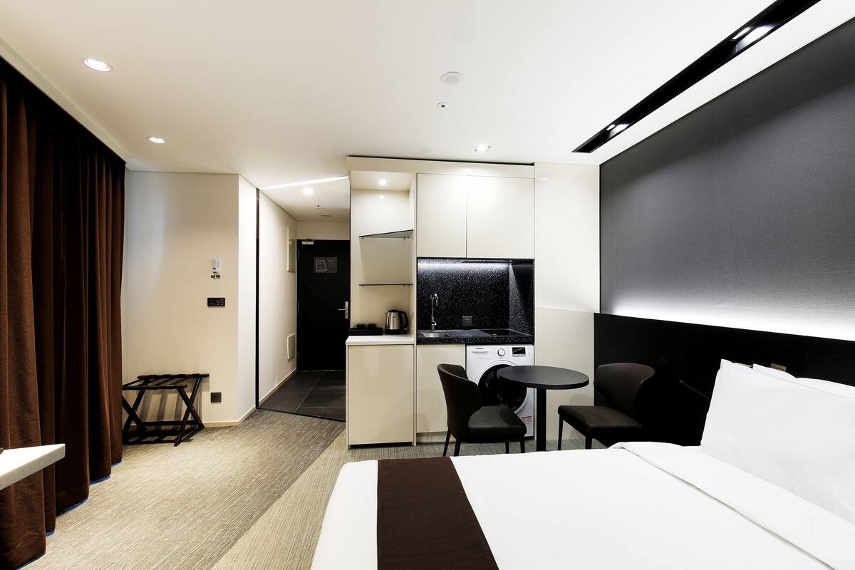 [Special Deal] Deluxe Double Room | Premium bedding, desk, laptop workspace, iron/ironing board (on request)