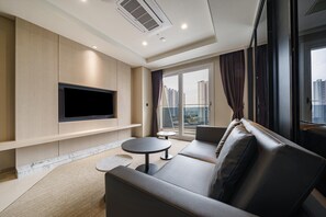 Phòng Suite Royal | Khu phòng khách | Smart TV 43-inch có truyền hình kỹ thuật số, TV