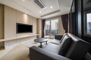 Suite Royal | Zona de estar | Smart TV de 43 pulgadas con canales digitales, una televisión