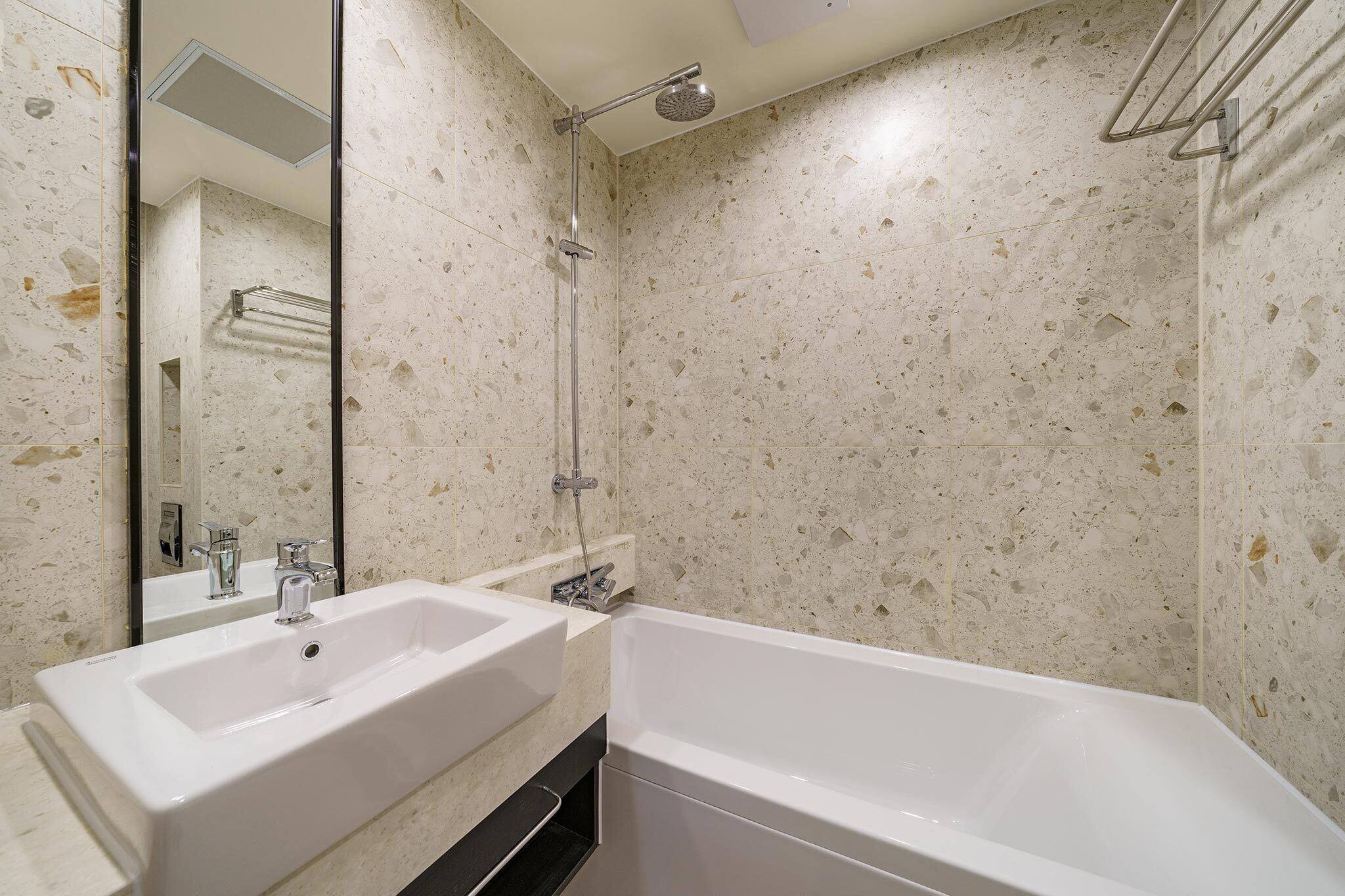 Un baño con dos lavamanos, una bañera y una ducha.