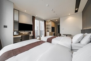 Bộ đồ giường cao cấp, bàn, khu vực làm việc phù hợp cho laptop