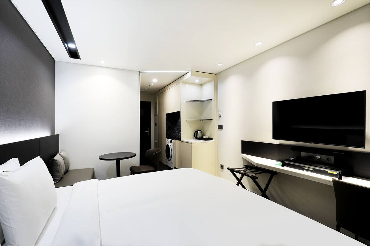 Premium bedding, desk, laptop workspace, iron/ironing board (on request)