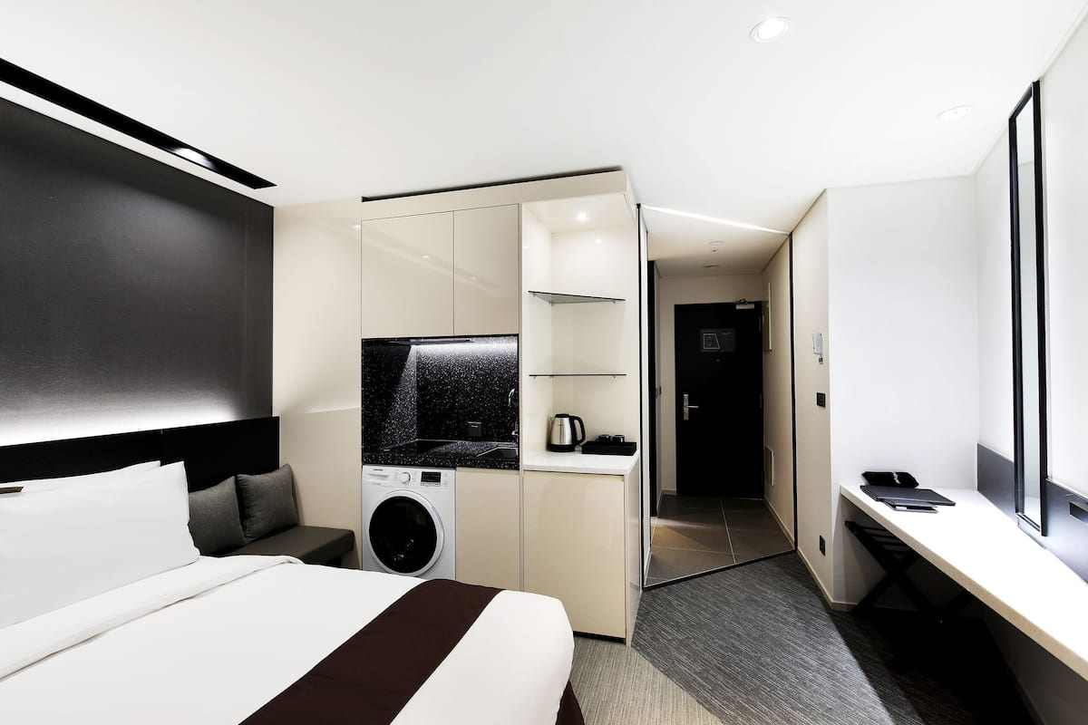 1 bedroom, premium bedding, desk, laptop workspace