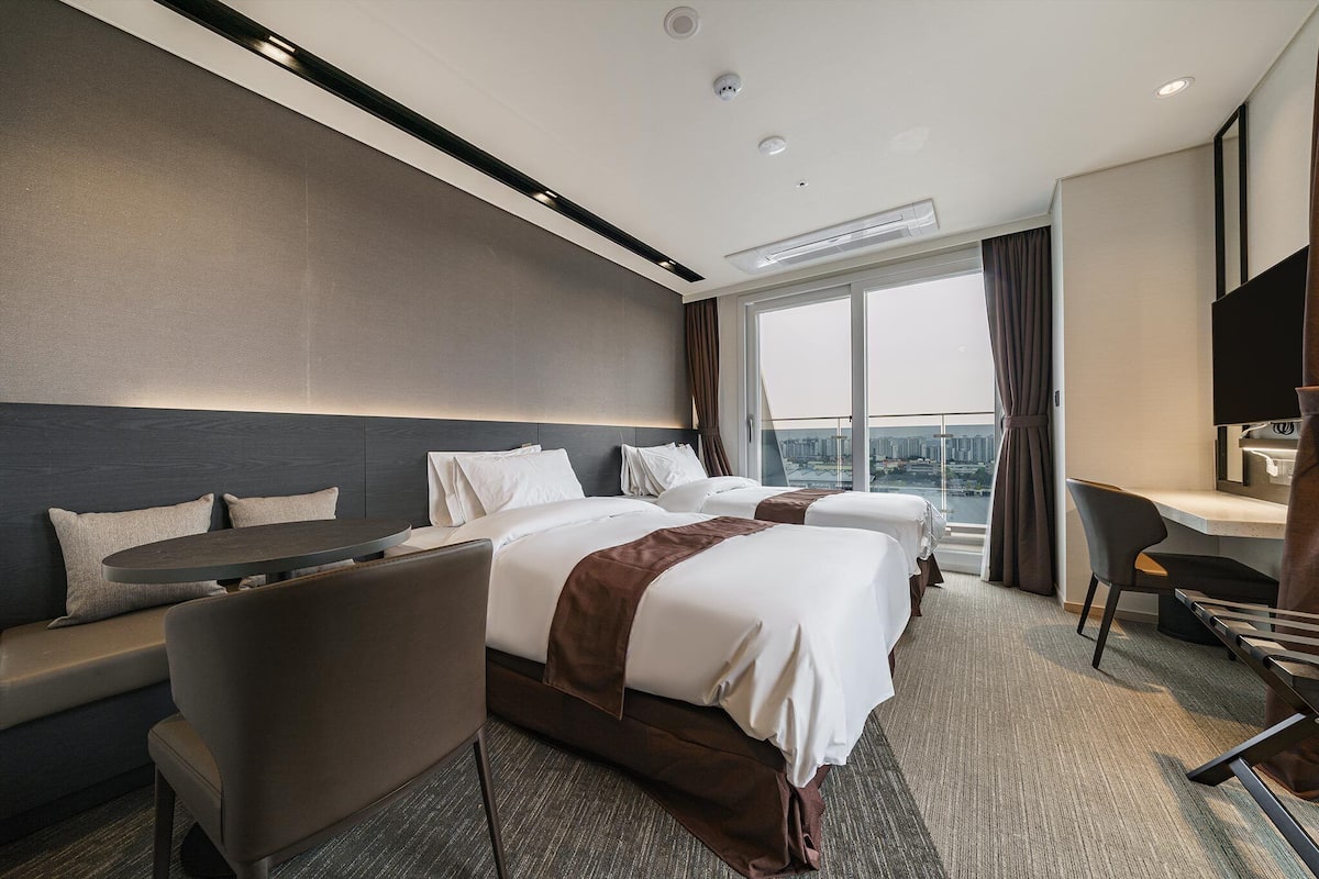 1 bedroom, premium bedding, desk, laptop workspace