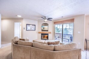 TV, fireplace, table tennis - *FREE SKI RENTAL* Perfect for Families – 5 Minutes to Skiing at Deer Valley East, Hot Tub (Heber City)