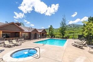 Outdoor pool - *FREE SKI RENTAL* Perfect for Families – 5 Minutes to Skiing at Deer Valley East, Hot Tub (Heber City)