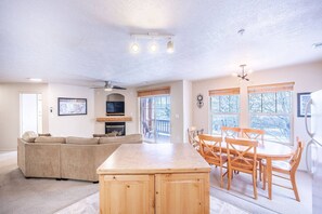 TV, fireplace, table tennis - *FREE SKI RENTAL* Perfect for Families – 5 Minutes to Skiing at Deer Valley East, Hot Tub (Heber City)