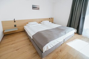 Phòng đôi hoặc 2 giường đơn Superior | Két bảo mật tại phòng, bàn, khu vực làm việc phù hợp cho laptop 