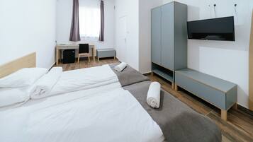 ห้องสแตนดาร์ดดับเบิลหรือทวิน | ตู้นิรภัยในห้องพัก, โต๊ะทำงาน, พื้นที่ทำงานแบบใช้แล็ปท็อป, ผ้าม่านกันแสง