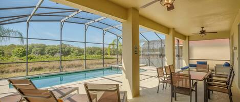 Una piscina al aire libre