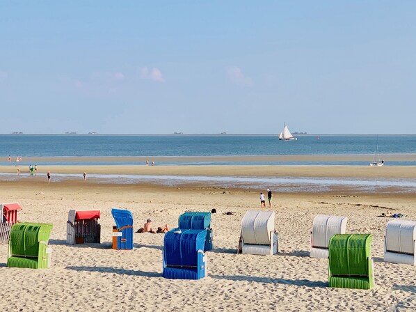Beach nearby, sun loungers - Südstrand Garten (Wyk auf Föhr)