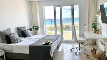 5 slaapkamers, een bureau, een strijkplank/strijkijzer, reisbedje