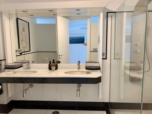 Dusche, Whirlpool, Haartrockner, Bidet