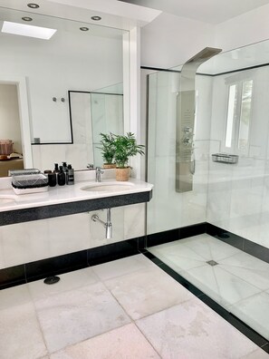 Een douche, een bubbelbad, een haardroger, een bidet