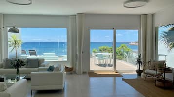 Een smart-tv en een stereo