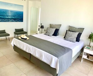5 Schlafzimmer, Schreibtisch, Bügeleisen/Bügelbrett, Reisekinderbett