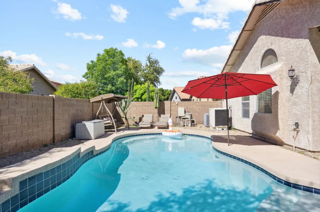Beautiful n Cozy - Great Location - Private Heated Pool