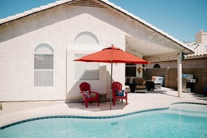Una piscina al aire libre, una piscina climatizada