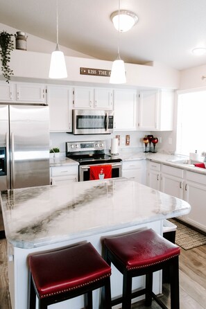 Fridge, microwave, oven, stovetop - Beautiful n Cozy - Great Location - Private Heated Pool (Chandler)