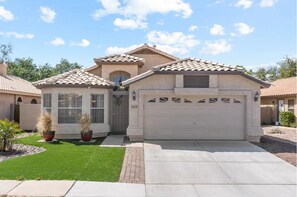 Exterior - Beautiful n Cozy - Great Location - Private Heated Pool (Chandler)