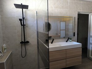 Douche, sèche-cheveux, savon