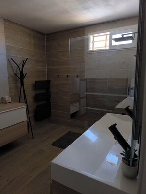 Douche, sèche-cheveux, savon