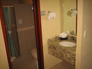 Quarto standard, 2 camas de casal | Banheiro | Chuveiro, toalhas de banho