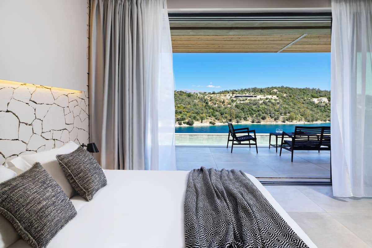 Luxe beddengoed, een kluis op de kamer, een laptopwerkplek