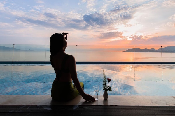 Piscine extérieure, chaises longues