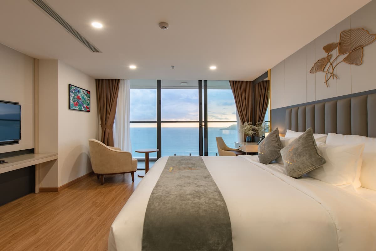 Executive kamer, uitzicht op oceaan | Luxe beddengoed, een minibar, een kluis op de kamer, een bureau